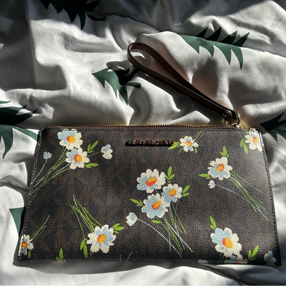 Michael Kors large clutch daisy print
